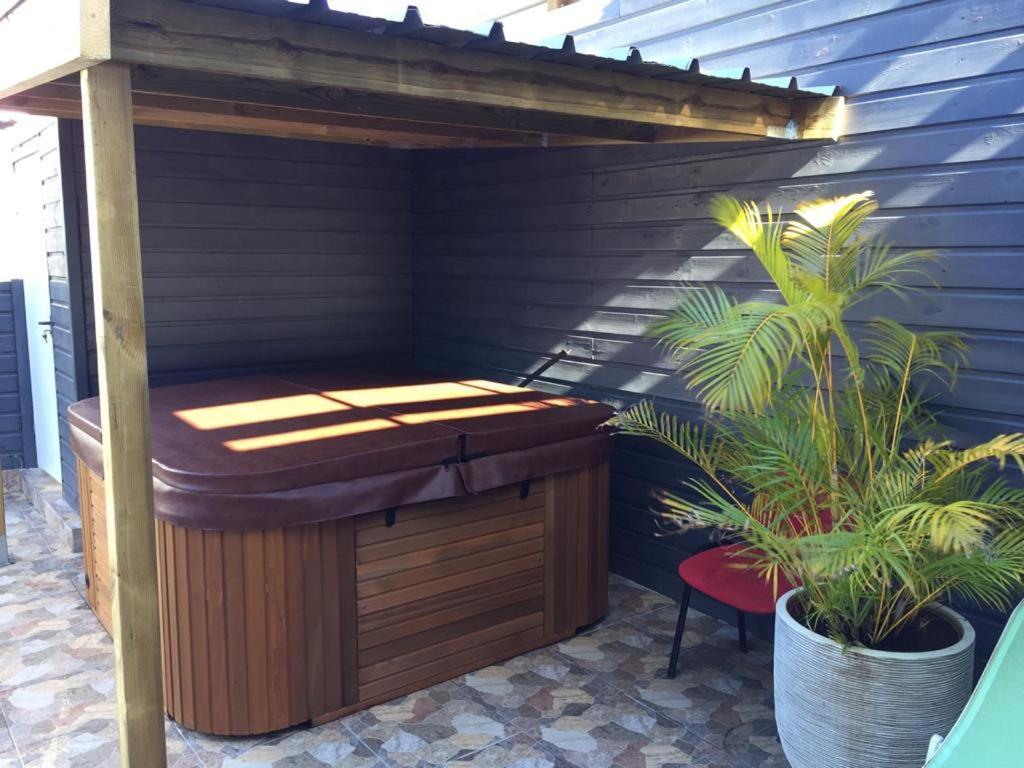 Nicole Residence Avec Piscine Chauffee & Jacuzzi Сен-Андре Екстериор снимка
